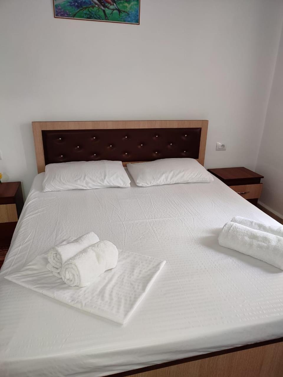 Guest House Eloid Berat Luaran gambar
