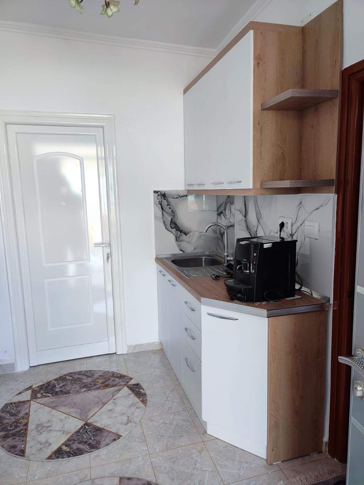 Guest House Eloid Berat Luaran gambar